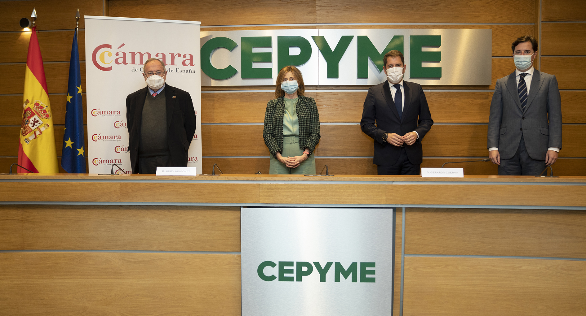 Durante la firma, de izquierda a derecha: José Luis Bonet, presidente de la Cámara de Comercio de España; Elena Otero-Novas, presidente de la Corte Española de Arbitraje; Gerardo Cuerva, presidente de CEPYME, y Adolfo Díaz-Ambrona, Secretario General de la Corte Española de Arbitraje y la Cámara de Comercio de España.