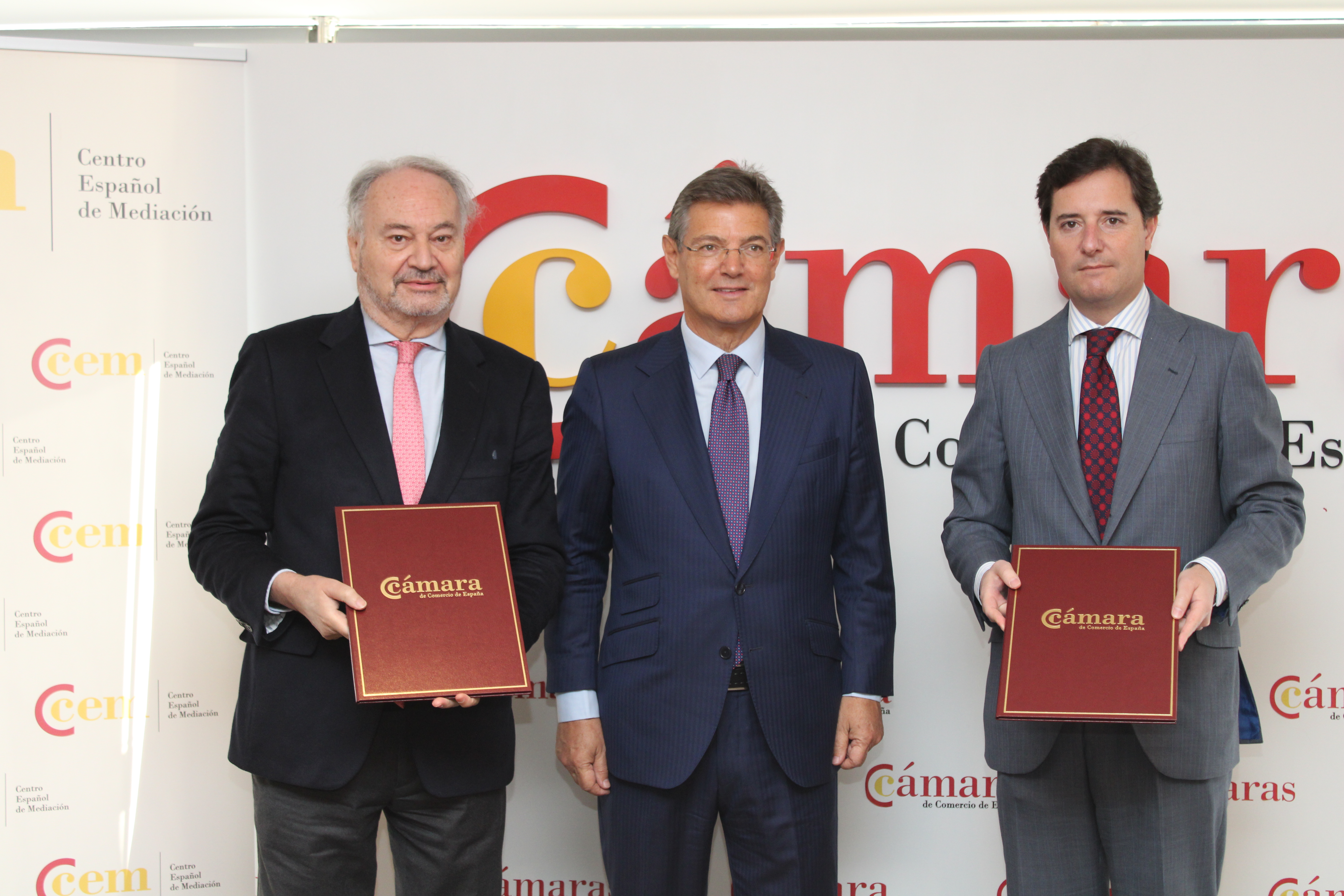 En la imagen, de derecha a Izquierda, Adolfo Díaz-Ambrona, secretario general de la CCE; Rafael Catalá, presidente del CEM y Juan Carlos Estévez, presidente del CGPE.